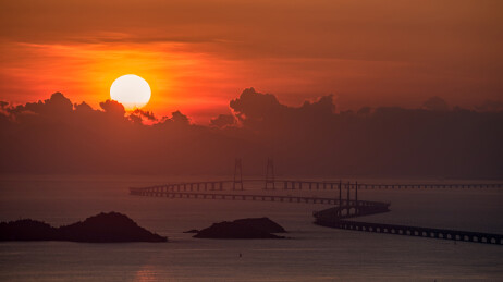 中国珠海港珠澳大桥日出