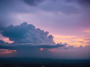 黄昏时分的积雨云主题