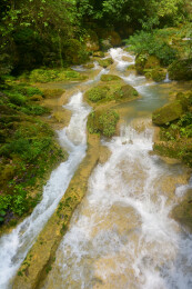 贵州黔南荔波小七孔风景区山谷响水河溪流