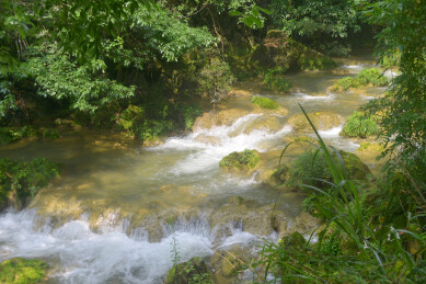 贵州黔南荔波小七孔风景区山谷响水河溪流