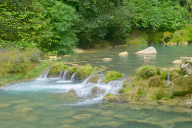 贵州黔南荔波小七孔风景区山谷响水河溪流