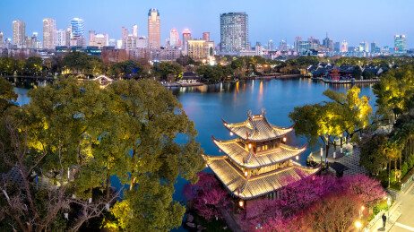 宁波月湖超然阁的梅花开了春天到了