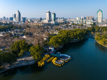 宁波月湖超然阁的梅花开了春天到了