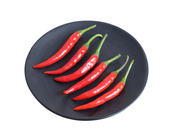 一堆蔬菜红色辣椒小米椒朝天椒特写的白底图