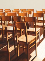 柔光下的复古木椅