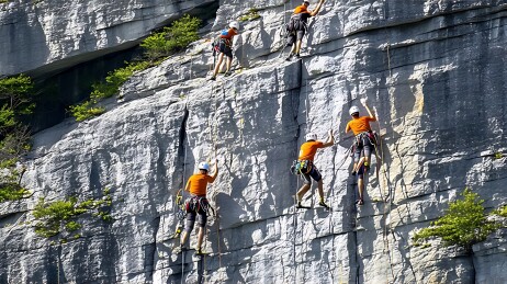 攀岩者挑战峭壁