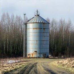 废弃粮仓与自然风光