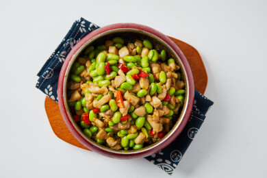 春日时令美味毛豆米小炒鸡