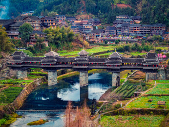 航拍广西柳州程阳八寨及永济桥风景