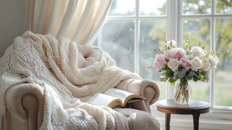窗边披毯的沙发