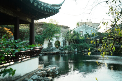苏州园林艺圃乳鱼亭响月廊