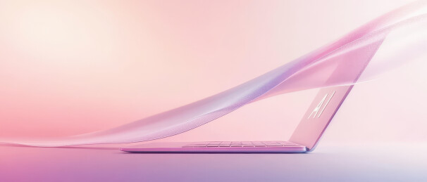 粉色渐变背景下的折叠屏手机