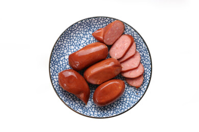 盘子装着蜜汁肉枣