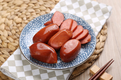 盘子装着蜜汁肉枣