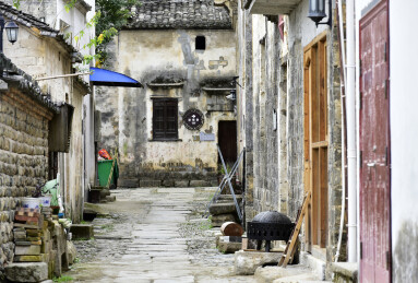 安徽省黄山市宏村镇卢村老房子门口巷子