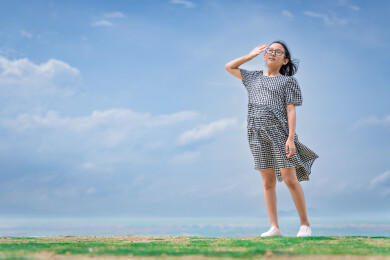 夏季女孩海边草地眺望远方
