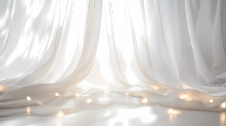 白色窗帘与串灯