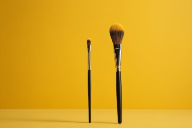 两把刷子在一张黄色背景的高清图片