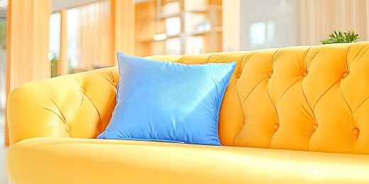 黄色沙发和蓝色靠枕