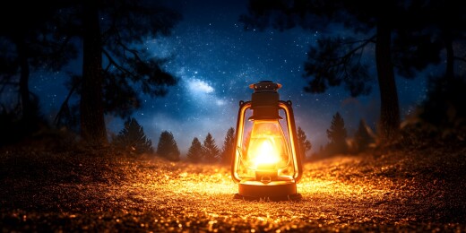 夜色森林里的油灯