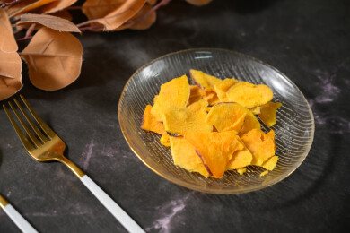 桌面上的盘子里的美味可口的红薯片