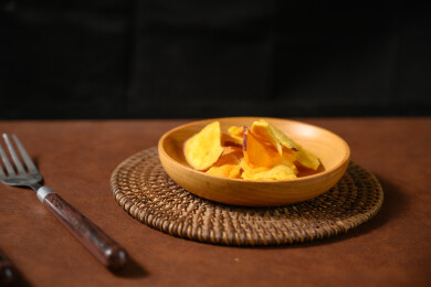 桌面上的盘子里的美味可口的红薯片