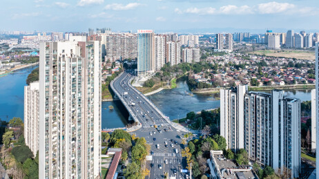成都高新区锦江上的桂龙大桥及道路车流