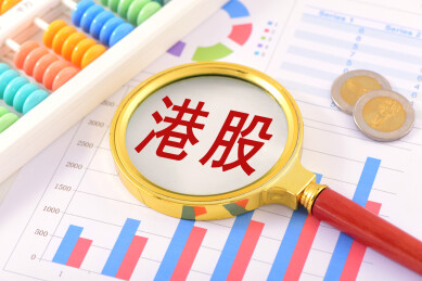 金融办公用品上的放大镜印着文字港股
