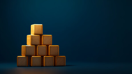 木质金字塔深蓝背景