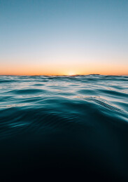 宁静深蓝海面