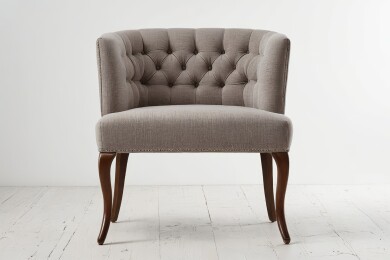 白色地板上一把木架椅子特写高清图片