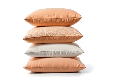 白色背景一叠四个枕头特写高清图片