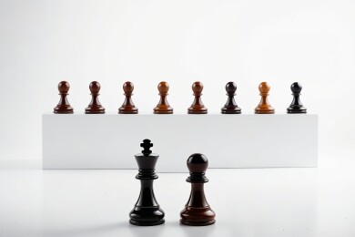 棋子排列在白色背景和白色背景高清图片