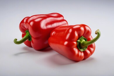 白色背景有两个红辣椒并排着高清图片