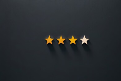 三颗星放置在阴影的黑色背景高清图片