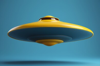 黄色和蓝色物体在空中飞行特写镜头图片