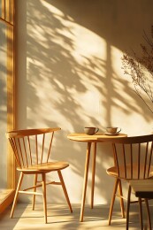 柔光下的复古木椅