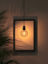 墙上复古铁架与工业壁灯