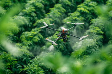 无人机正在喷洒农药