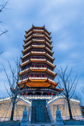 江苏苏州市相城区阳澄湖边的皇罗禅寺风光