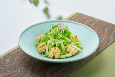 油醋汁香芹苗拌鲜核桃