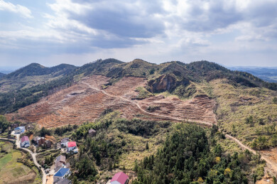春季造林翻耕的高山土地垄