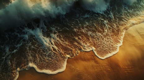 海浪撞击石滩，海水飞溅
