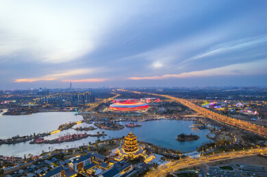 成都大运会主场馆和东安湖体育公园航拍夜景