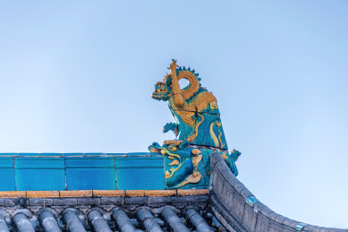 中国山西晋中平遥镇国寺的鸱吻装饰