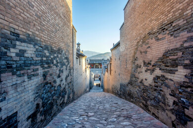 中国山西晋中灵石县王家大院恒贞堡南门