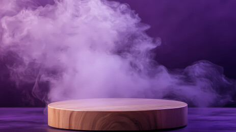 木质平台与紫色烟雾