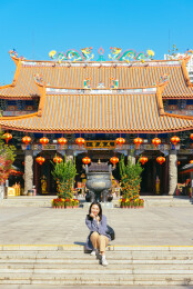 亚裔女性在广东省惠州市巽寮湾天后宫旅游