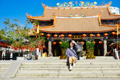 亚裔女性在广东省惠州市巽寮湾天后宫旅游