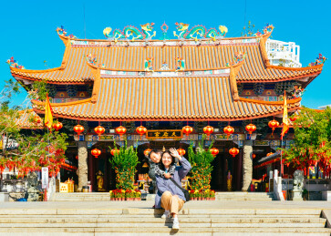 亚裔母子在广东省惠州市巽寮湾天后宫旅游